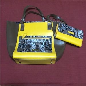 Vera Bradley purse w/matching wristlet